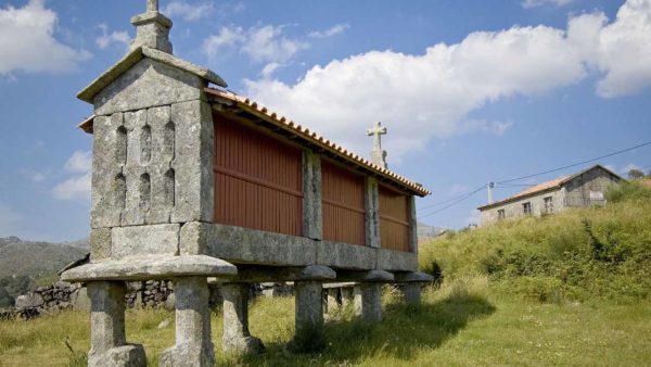 Entre hórreos, molinos o palomares: edificaciones de antaño que siguen vivas en nuestros paisajes